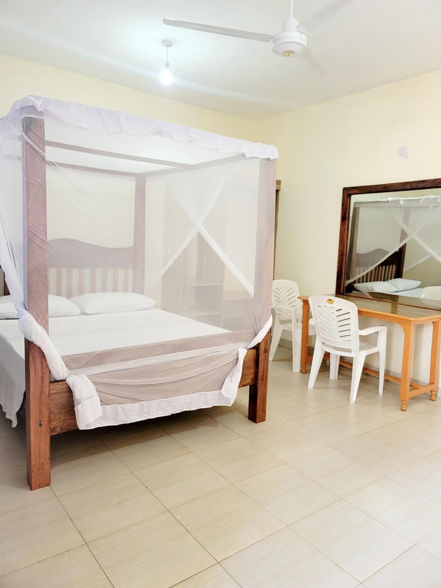 Casuarina Lounge Hotel Malindi Exterior photo
